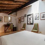 בית אירוח White With Bathroom And Shared Terrace