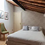 בית אירוח White With Bathroom And Shared Terrace