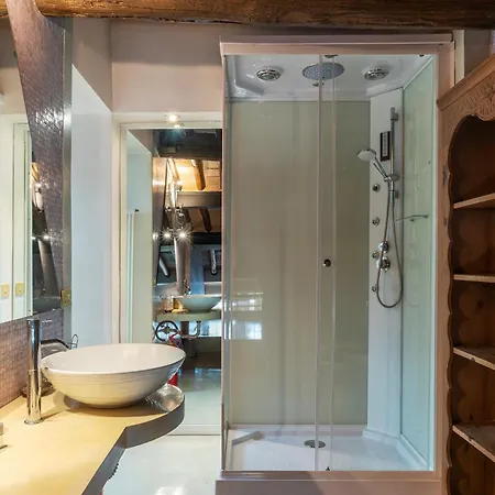 Alloggio in famiglia White With Bathroom And Shared Terrace Roma